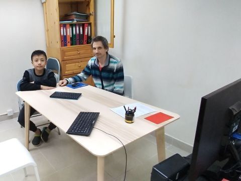 primary school student in one-to-one English conversation course